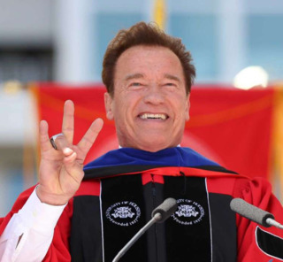 Arnold Schwarzenegger - Az önerő mítoszáról